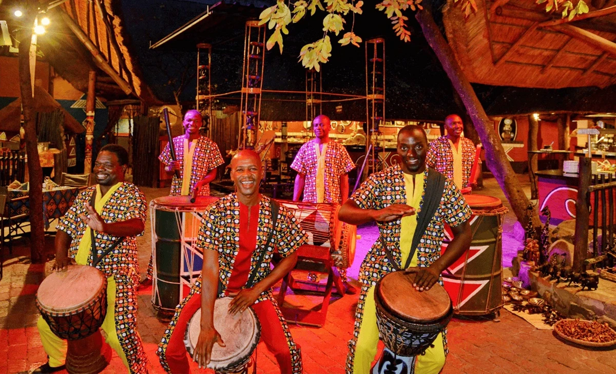 特色-尚比亞、玻茲瓦納、辛巴威三國12天- Boma表演The Boma – Dinner & Drum Show